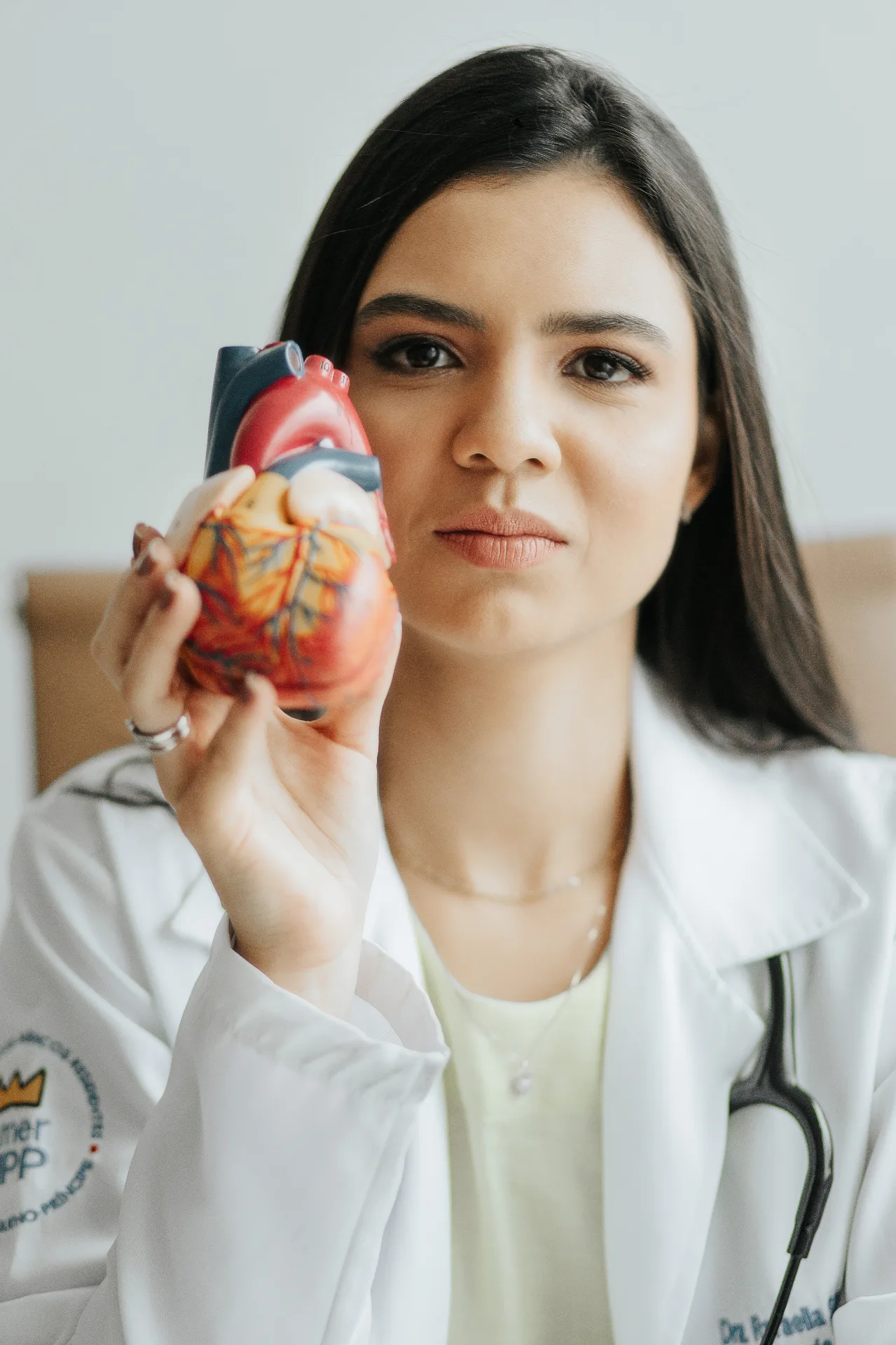 Dra. Rafaella Souza segurando modelo anatômico de coração